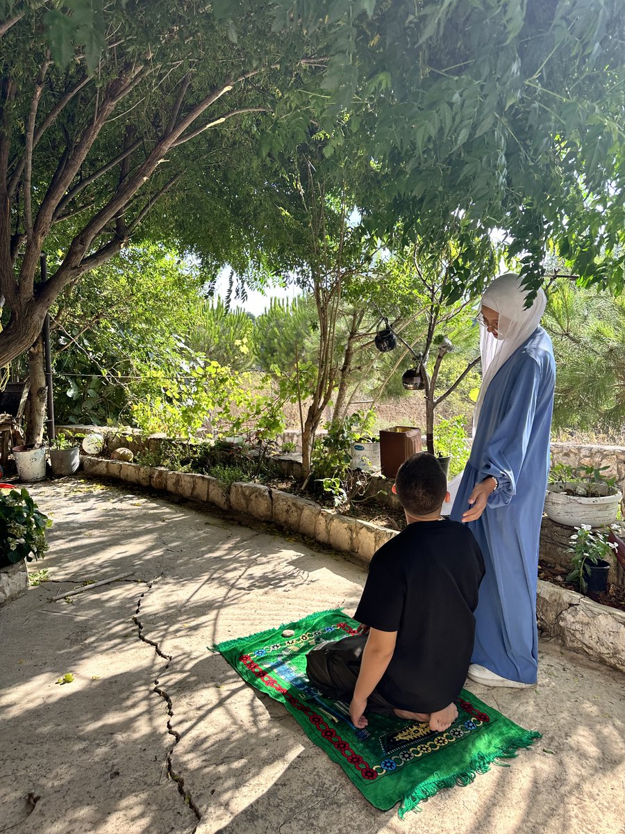 Leyla_journal's tweet photo. إسرائيل قتلت زينب ابنة نورا، وزوجها البطل القمر علي وأولادها الأربعة حسن، زهراء، حسين وعباس، وكوكو الببغاء الذي عاش معنا منذ أكثر من ٢٠ سنة.

كنتو حلوين وأرقّ من النسمة عالقلب، يا الله قديشكن حلوين ليختاركم الله بجواره مع بعض؟
نانا يا عيوني انتِ، مين بعدك بملّس على قلوبنا ويقلنا " انشالله كلّه خير"؟
كنتِ أحلى من الورد، يمكن ما أحلى منك الا ولادك، صورة منك ومن بيهم البطل.
من وين بيرجع بجيب ولاده الواحد؟

رح نشتقلكم كتير يا حبيباتي 💔