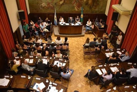 GusDeheza's tweet photo. Interpelación a Ghi:... Los vecinos quieren saber

El Concejo Deliberante de Morón rechazó el pedido de interpelación al intendente Lucas Ghi, que buscaba que el jefe comunal brindara explicaciones sobre el contexto de inseguridad que atraviesa el distrito y las acciones concretas que lleva adelante 

La votación terminó 12 a 12, pero el proyecto necesitaba 16 votos para ser aprobado.

Más allá del resultado, la sesión dejó expuesta otra cuestión: la fuerte fragmentación política que atraviesa el Concejo Deliberante de Morón y las internas dentro de algunos espacios opositores.

El pedido fue rechazado por concejales del Frente Renovador, PJ-MDF, PRO, UCR, Nuevo PRO Morón y La Libertad Avanza.

Pero hay algo que no debería perderse detrás de la discusión política: la seguridad de los vecinos.

Porque cuando hablamos de inseguridad no estamos hablando solamente de estadísticas, internas partidarias o posicionamientos políticos. Estamos hablando de personas que salen de sus casas, de comerciantes, trabajadores, estudiantes y familias que quieren vivir tranquilos.

Y entonces aparece una pregunta inevitable:

¿Quién debe dar explicaciones cuando los vecinos reclaman seguridad?

👉opinión
Desde el sector que me toca ocupar como comunicador, y desde este espacio, también me interpelo y me hago responsable de preguntar.

Pero, sobre todo, interpelo a quienes no acompañaron el pedido de interpelación:

¿Por qu�� no preguntarle al intendente Lucas Ghi qué va a hacer, qué está haciendo y en qué está gastando la plata de los vecinos de #Morón para enfrentar la inseguridad?

No se trata de una cuestión partidaria. Se trata de recursos públicos, decisiones de gobierno y seguridad ciudadana.

Y los concejales, independientemente del partido al que pertenezcan, tienen la responsabilidad de preguntar.

Porque si no podemos preguntarle al intendente qué hace con la plata de los vecinos y qué resultados obtiene, entonces la pregunta es:

¿Quién controla al Gobierno municipal? 
 Lorena Acevedo y Sibila Botti (Frente Renovador); Adrián Colonna @Colonna_Adrian , Vanina Moro, Agustín Ramponelli, Claudio Román, José María Ghi, Alfonso Martínez (PJ-MDF); Claudio Faro @ClaudioFaroOk  (PRO); Susana Picón @SusanavPicon  (UCR); y Daniela Cáceres @c_daniela24  (Nuevo PRO Morón); y María Mobilia @mariamobiliaok  (LLA)