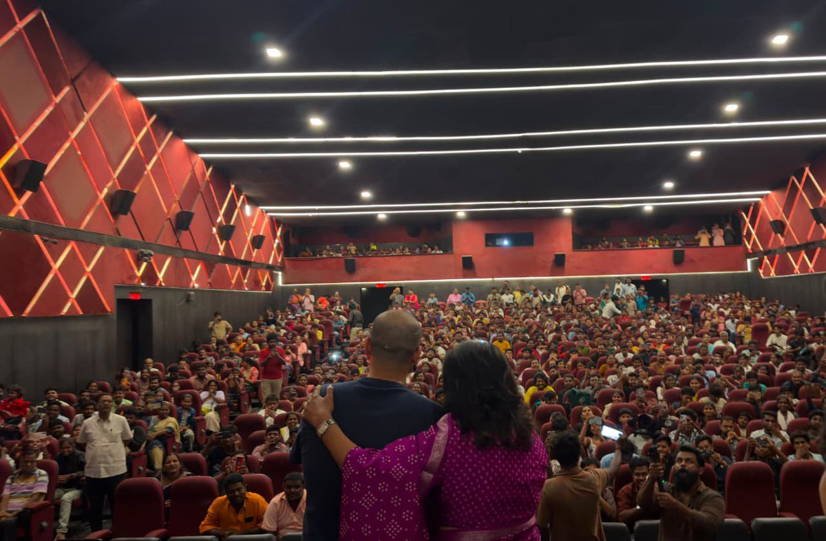 proyuvraaj's tweet photo. A Housefull of Families. 
A Heart full of Happiness. 🫶🏻❤️

Director #VenkyAtluri and #RadikaSarathkumar witnessed the joy of audiences at Kamala Cinemas. ✨

The love for #VishwanathAndSons is truly heartwarming ❤️‍🔥 

#BlockbusterVAS 
#BlockbusterVishwanathAndSons

@Suriya_offl #VenkyAtluri @_mamithabaiju @realradikaa @TandonRaveena @gvprakash @vamsi84 @NavinNooli @NimishRavi @Banglan16034849 @balajesaar #SaiSoujanya @ynakg2 @SitharaEnts @Fortune4Cinemas #SrikaraStudios @ThinkStudiosInd @adityamusic @PrimarkProd @PharsFilm l
