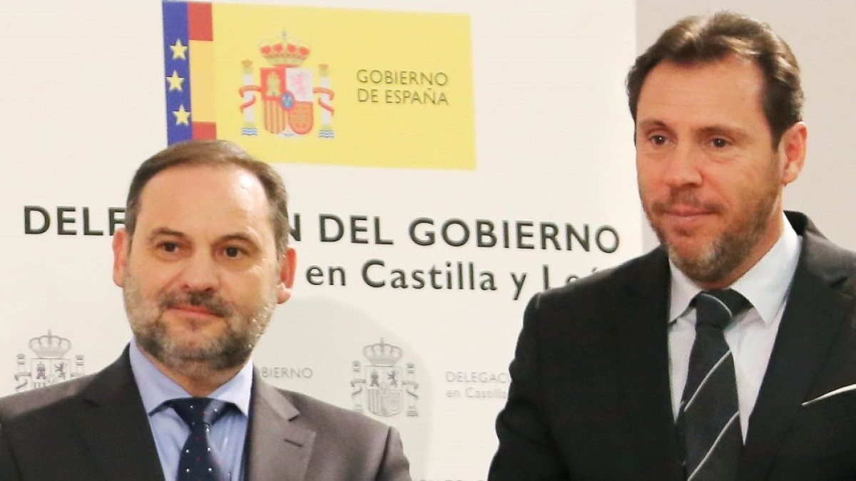 javiernegre10's tweet photo. Te suenan, ¿Óscar?

Uno era el secretario de organización de tú partido, en prisión.

El otro la mano derecha de tu presidente, también en prisión, “feminista y por ende socialista” que se gastaba el dinero público en prostitutas.

Ponte a trabajar ya y arregla los trenes y autovías que para algo te pagan 108.000€ al año, pedazo de golfo.