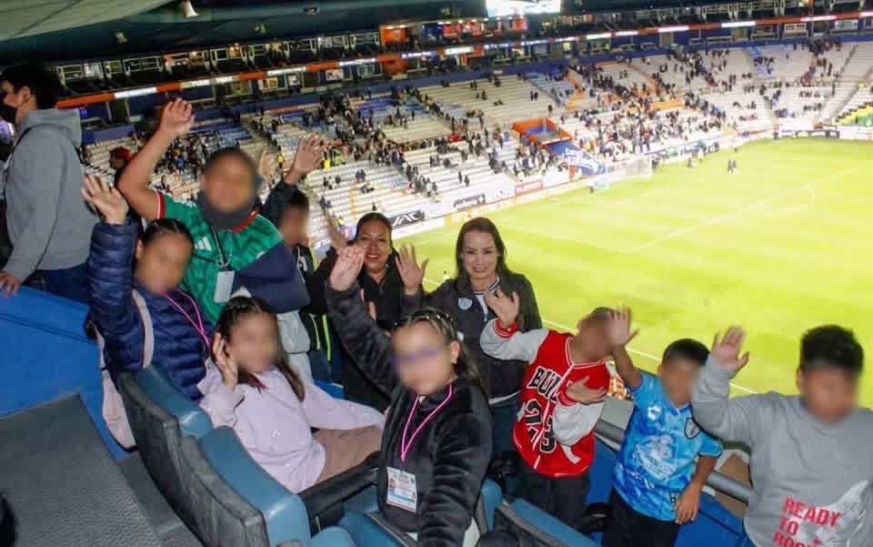 Esther_RamirezV's tweet photo. Desde el #PalcoDelPueblo, compartimos un momento especial con niñas y niños del municipio de Eloxochitlán, quienes disfrutaron el encuentro entre Club Pachuca Tuzos y #Puebla, correspondiente a la Jornada 4 del #TorneoApertura2026. ⚽

Gracias a esta iniciativa del gobernador @juliomenchaca_, seguimos acercando al pueblo a espacios de convivencia, alegría y sana recreación.

Ver su emoción apoyando a #LosTuzos nos recuerda que estas experiencias también son para nuestras nuevas generaciones.

#PrimeroElPueblo #EstherRamírez