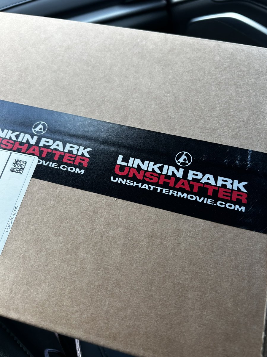 LPLive's tweet photo. Mail day @linkinpark #Unshatter https://t.co/rshdadqvu4