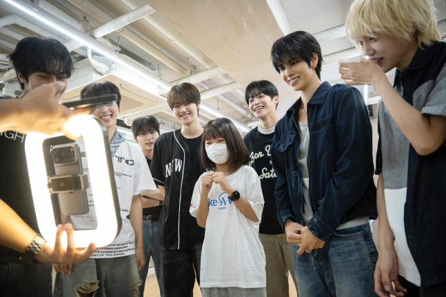 tang__kira's tweet photo. Cravity kabulkan keinginan seorang anak dengan leukemia dengan adakan kelas koreo di Seoul.

Seorang anak perempuan (12 tahun) dengan leukemia bertemu dengan Cravityuntuk memelajari koreografi dan merekam dance video bersama kesembilan member.

Make-A-Wish Korea, sebuah NGO yang membantu mengabulkan keinginan anak-anak dengan penyakit parah, mengungkapkan bahwa Minggu lalu mereka bertemu dengan Kim Jiyun.

Kim Jiyun berkata bahwa bertemu dengan Cravity adalah keinginan terbesarnya.
