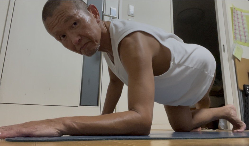 jirobeem's tweet photo. 梨状筋責め

#肩の下に手首足の付け根の下に膝
#片方の膝を真ん中に
#反対側の脚を伸ばしその足をクロスして反対側の床につま先立ち
#感じにくい場合伸ばした足と同じ側の肘を床につく https://t.co/Li3rhpFyit