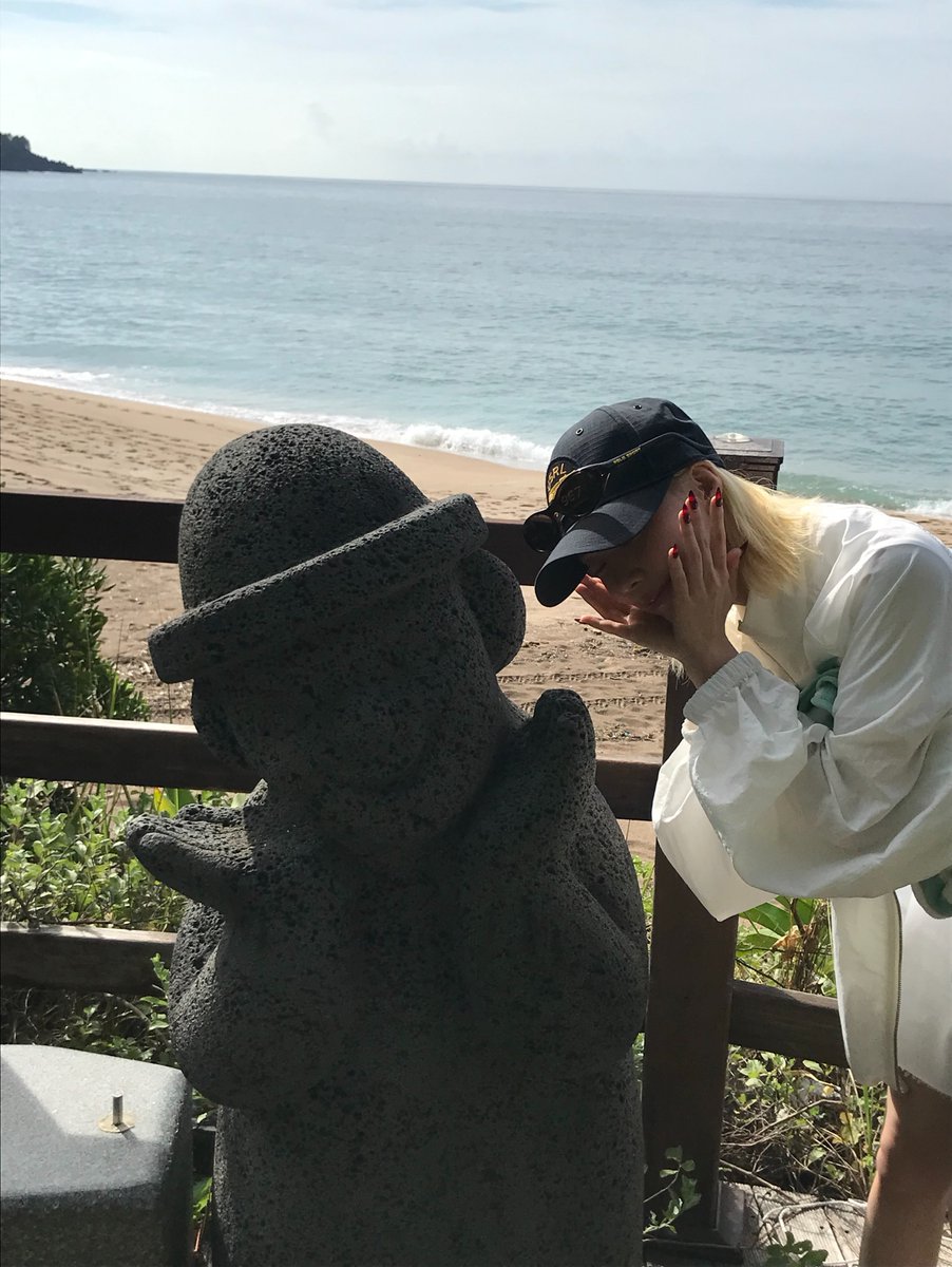 watasi486's tweet photo. 돌하르방 with 민정 https://t.co/9fjNnTVB3t