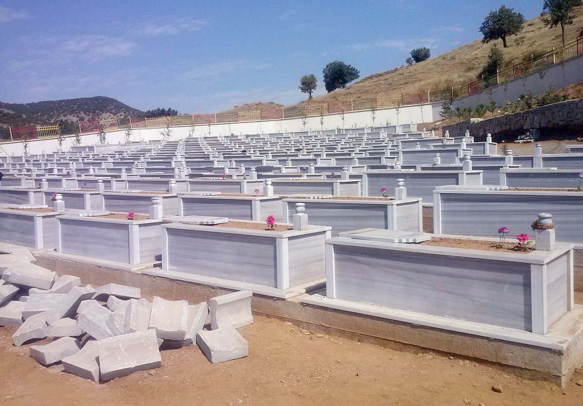 BafeDilsad's tweet photo. Sîdar di sala 2014an de bi 11 wêneyan Goristana Xerzanê belge kir. Piştî kişandina wêneyan, demek kurt tevlî tevgera gerîla bû. Îro, ew wêne wekî yekane şahidê mayî yê 267 şehîdên ku termên wan hatine wêrankirin û bêrûmetkirin, radiwestin. https://t.co/ynN28Vt9iI