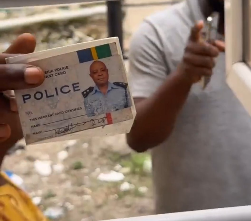 dammiedammie35's tweet photo. Is this how police ID cards look like? 

Paper id card
No name
No force number
Just some signature 

Hello @PoliceNG @PoliceNG_CRU we need answers please https://t.co/sMsEFzr98b