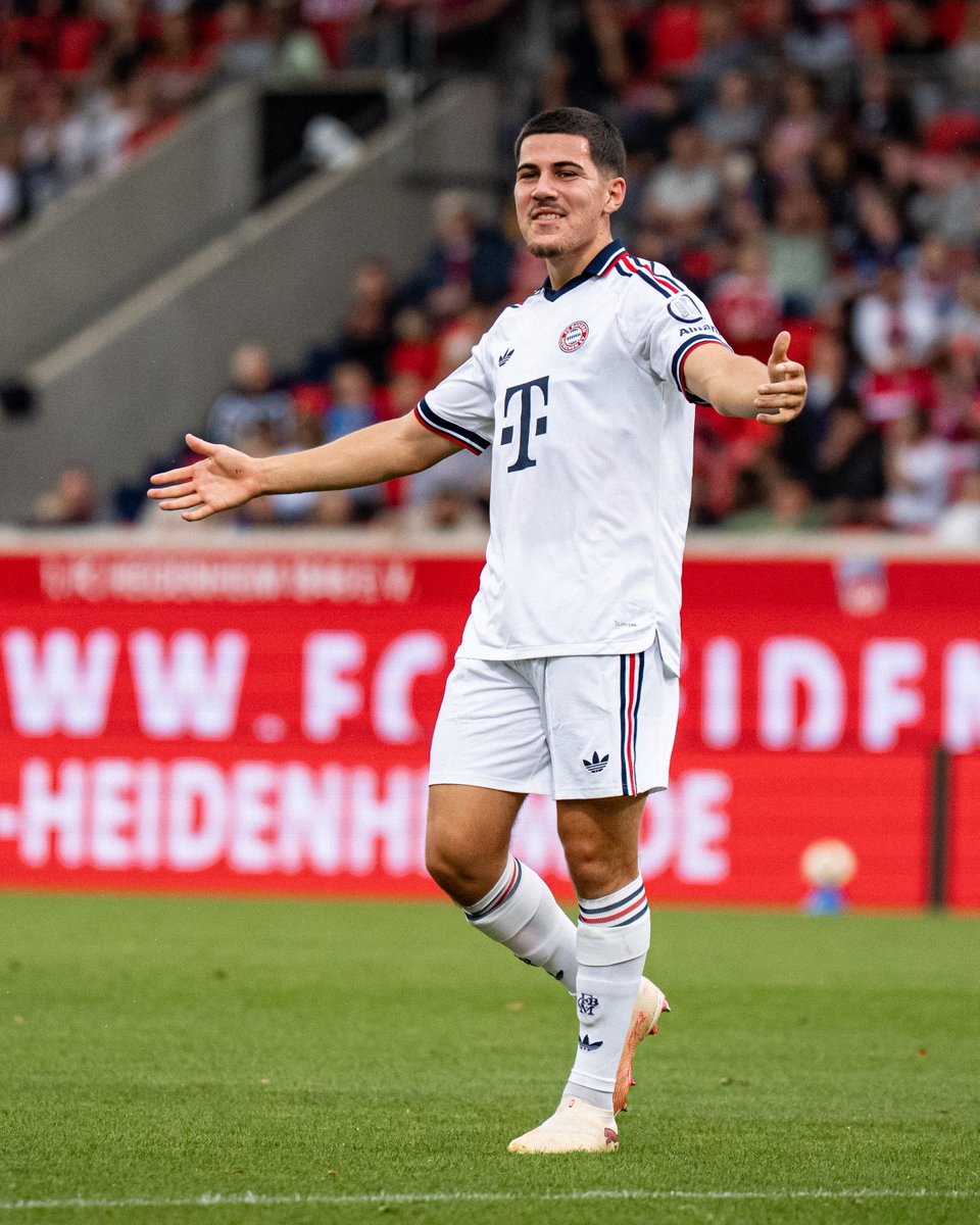 FCBayernES's tweet photo. ¡𝗚𝗢𝗢𝗢𝗢𝗢𝗟 de Chávez! 🇵🇪🔥

¡Golazo de tiro libre para empatar el partido! 🎯⚽️

#FCHFCB 1-1 | 25' https://t.co/53cjkloutO