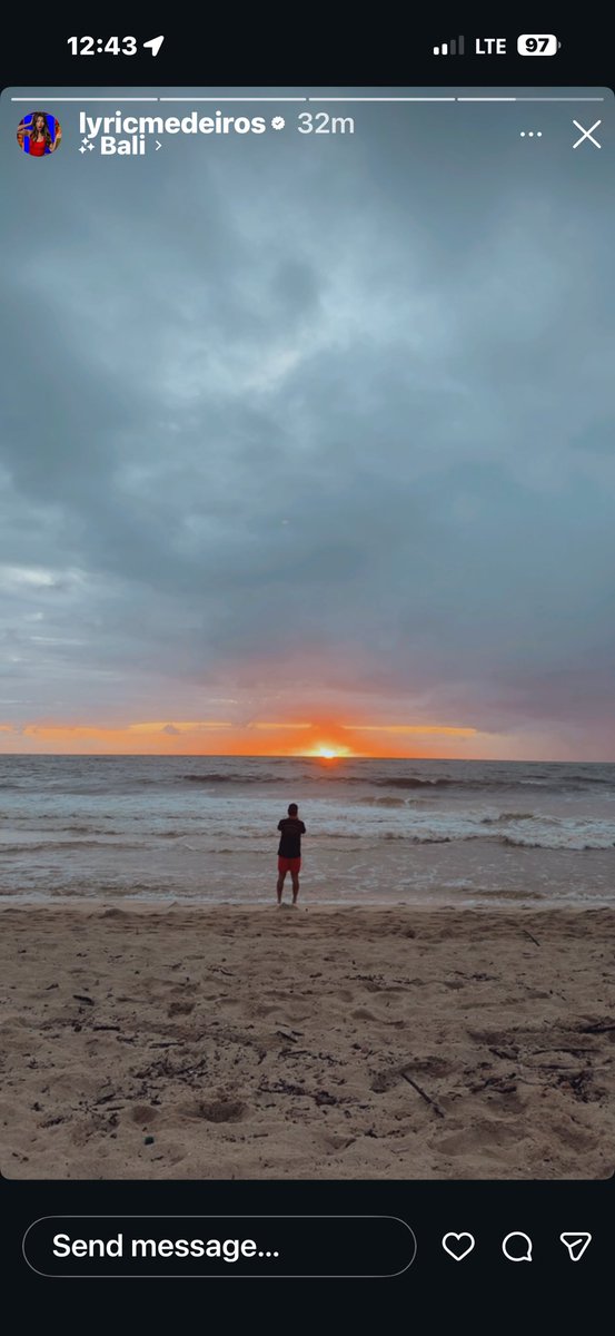 KRCforWEEZY's tweet photo. Lyric and Rome watching the sunrise in Hawaii 🥹🥰💕 @TheRomeSeymour #bb28 https://t.co/IiD317jx4J