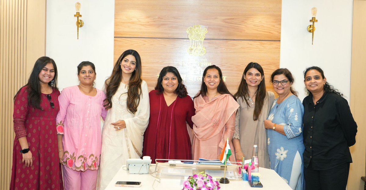 iAditiTatkare's tweet photo. संपूर्णपणे महिलाशक्तीच्या बळावर तयार झालेल्या "लग्न आणि बरच काही" या चित्रपटाच्या टीमने आज मंत्रालयातील दालनात भेट घेतली. या सिनेमाचं दिग्दर्शन, निर्मिती, संगीत, अभिनय तसंच प्रसार आणि प्रसिद्धी अशा सर्व टप्प्यांवर महिलांनी आपलं कर्तृत्व सिद्ध केलं आहे. या चित्रपटात अभिनेत्री पूजा सावंत आपल्याला मुख्य भूमिकेत दिसणार आहेत. संपूर्णपणे महिलाशक्तीच्या बळावर तयार झालेल्या "���ग्न आणि बरच काही" या चित्रपटाच्या टीमने आज मंत्रालयातील दालनात भेट घेतली. या सिनेमाचं दिग्दर्शन, निर्मिती, संगीत, अभिनय तसंच प्रसार आणि प्रसिद्धी अशा सर्व टप्प्यांवर महिलांनी आपलं कर्तृत्व सिद्ध केलं आहे. म्हाळसा एंटरटेनमेंट आणि आव्यान आर्ट्सच्या माध्यमातून संजना पै व अंजली नान्नजकर यांची निर्मिती असलेल्या या चित्रपटाचे दिग्दर्शन वेदांती दाणी यांनी केले आहे.

प्रत्येक पायरीवर स्��्रियांचाच ठसा असलेला हा आगळावेगळा सिनेमा खऱ्या अर्थानं 'महिलांनी महिलांसाठी बनवलेला चित्रपट' ठरला आहे. महिलांच्या जीवनातील सूक्ष्म भावना, अनुभव, स्वप्नं आणि संघर्ष यांना चित्रपटाच्या माध्यमातून प्रभावीपणे मांडण्याचा प्रयत्न केला आहे. या चित्रपटाच्या माध्यमातून स्त्रीच्या जीवनाकडे बघण्याचा, तिच्या वैयक्तिक आकांक्षांचा सन्मान करण्याचा दृष्टिकोन समाजात तयार होईल हा विश्वास मी य��वेळी व्यक्त केला. हा चित्रपट सर्वच प्रेक्षकांच्या पसंतीस उतरेल अशा शुभेच्छाही यावेळी व्यक्त केल्या. यावेळी राष्ट्रवादी काँग्रेस पक्षाचे चित्रपट, साहित्य, कला व सांस्कृतिक विभागाचे प्रदेशाध्यक्ष श्री. बाबासाहेब पाटील उपस्थित होते.
@IAmPoojaSawant