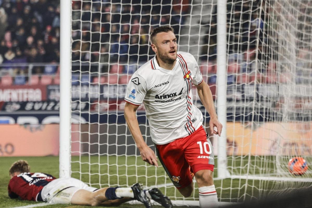 Marloneta123452's tweet photo. 🚨#SanLorenzo Marcelo Culotta está enviando una propuesta por productividad para contratar al delantero Jamie Vardy, actualmente sin equipo.  

El ingles incluso está aprendiendo español para poder rechazar la propuesta. https://t.co/1s8sJaKU9D