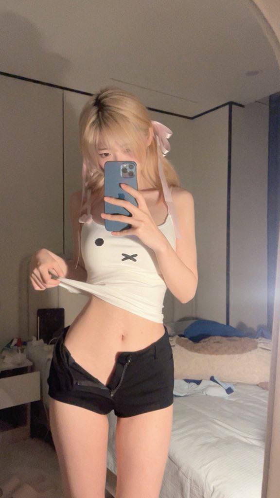 crisriq1's tweet photo. 有人想锐评一下我18岁的福嘛？  

今天当一次女菩萨！          

是粉哒！！看完不许瞎说😜 https://t.co/thHUJSM3Q2