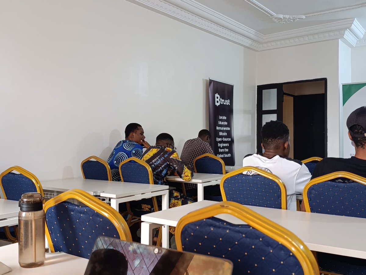BitcoinBenin's tweet photo. Le week-end passé, on s'est posé une question : Mais en fait… qu’est-ce qui se passe quand j’envoie du Bitcoin ?  👀

Alors, on a regardé. On a ouvert le Mempool, suivi les transactions en attente, celle déjà validé, regardé les frais, les blocs qui se remplissent… bref, on a essayé de comprendre ce qui se passe derrière chaque transaction.

On est même remonté jusqu’au bloc Genesis pour voir comment tout a commencé.

Et le meilleur moment, c’était quand chacun a pu prendre son adresse Bitcoin et aller voir lui-même ses activités on-chain. Les transactions via le lightning Network ne sont pas pris en compte d'abord. 

Les questions ont fusé, les écrans étaient remplis de transactions et surtout, on a appris ensemble.

Bitcoin devient beaucoup plus intéressant quand on arrête seulement de l’utiliser et qu’on commence à le comprendre de fond.

À la prochaine édition de notre prochaine Meetup 😉