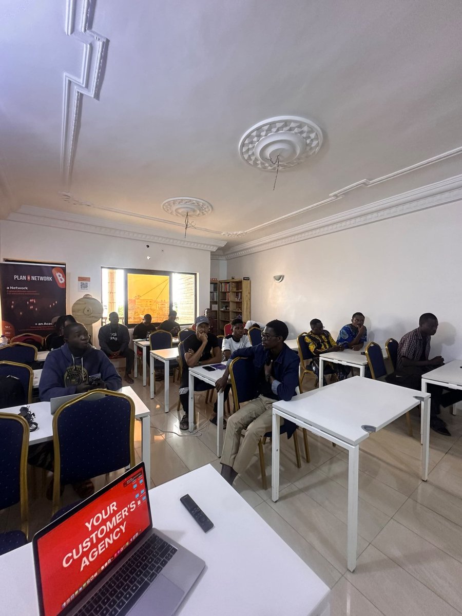 BitcoinBenin's tweet photo. Le week-end passé, on s'est posé une question : Mais en fait… qu’est-ce qui se passe quand j’envoie du Bitcoin ?  👀

Alors, on a regardé. On a ouvert le Mempool, suivi les transactions en attente, celle déjà validé, regardé les frais, les blocs qui se remplissent… bref, on a essayé de comprendre ce qui se passe derrière chaque transaction.

On est même remonté jusqu’au bloc Genesis pour voir comment tout a commencé.

Et le meilleur moment, c’était quand chacun a pu prendre son adresse Bitcoin et aller voir lui-même ses activités on-chain. Les transactions via le lightning Network ne sont pas pris en compte d'abord. 

Les questions ont fusé, les écrans étaient remplis de transactions et surtout, on a appris ensemble.

Bitcoin devient beaucoup plus intéressant quand on arrête seulement de l’utiliser et qu’on commence à le comprendre de fond.

À la prochaine édition de notre prochaine Meetup 😉
