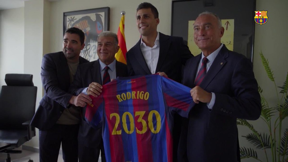 Roroonoa0's tweet photo. مو مصدق والله رودري برشلوني 🤯❤️ https://t.co/ZNVvIe52TF