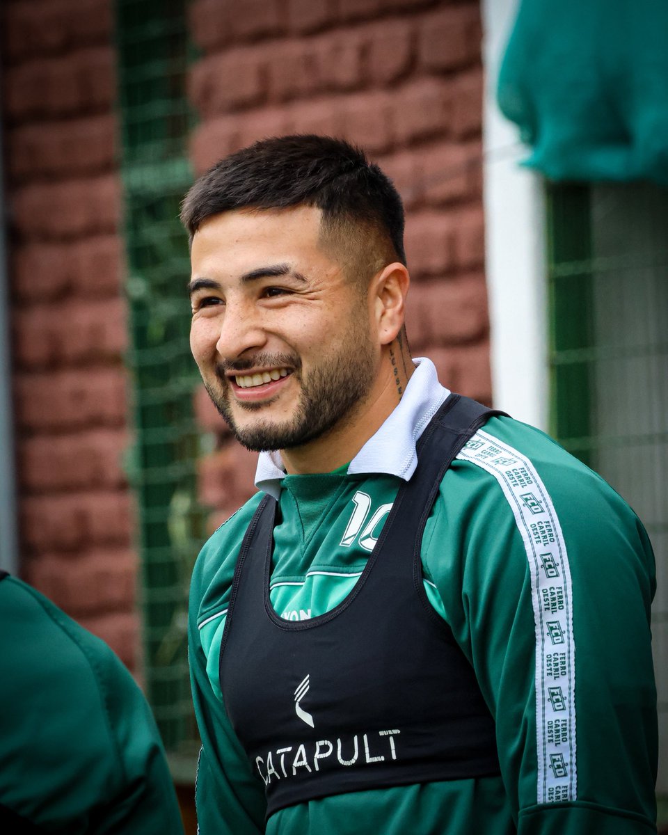 FerroOficial's tweet photo. 😁⚽️ Entrenamiento + sonrisas para encarar la semana.

¡Vamos nosotros, Ferro! 💚 https://t.co/CKQUQBFsYj