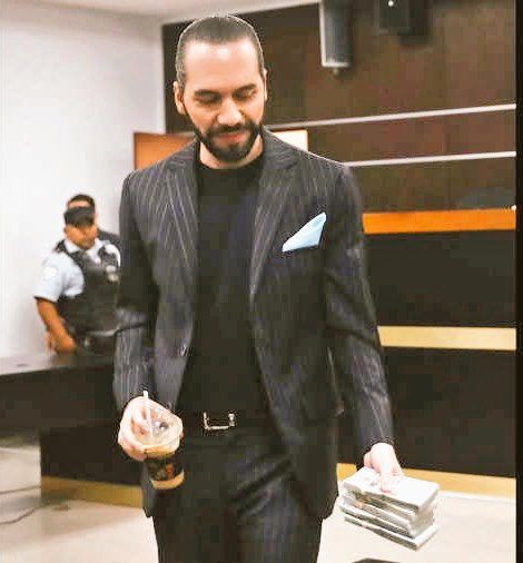 robsoriano_sv's tweet photo. Jodieron a los empleados municipales

Mientras @nayibbukele bien contento comprando terrenos lujosos en la Isla Meanguera con el pisto de todos ustedes

pero se quedan ahi con la jeta pelada en ves de irse a paro, mas les van a webiar https://t.co/q8yvBf3nDV