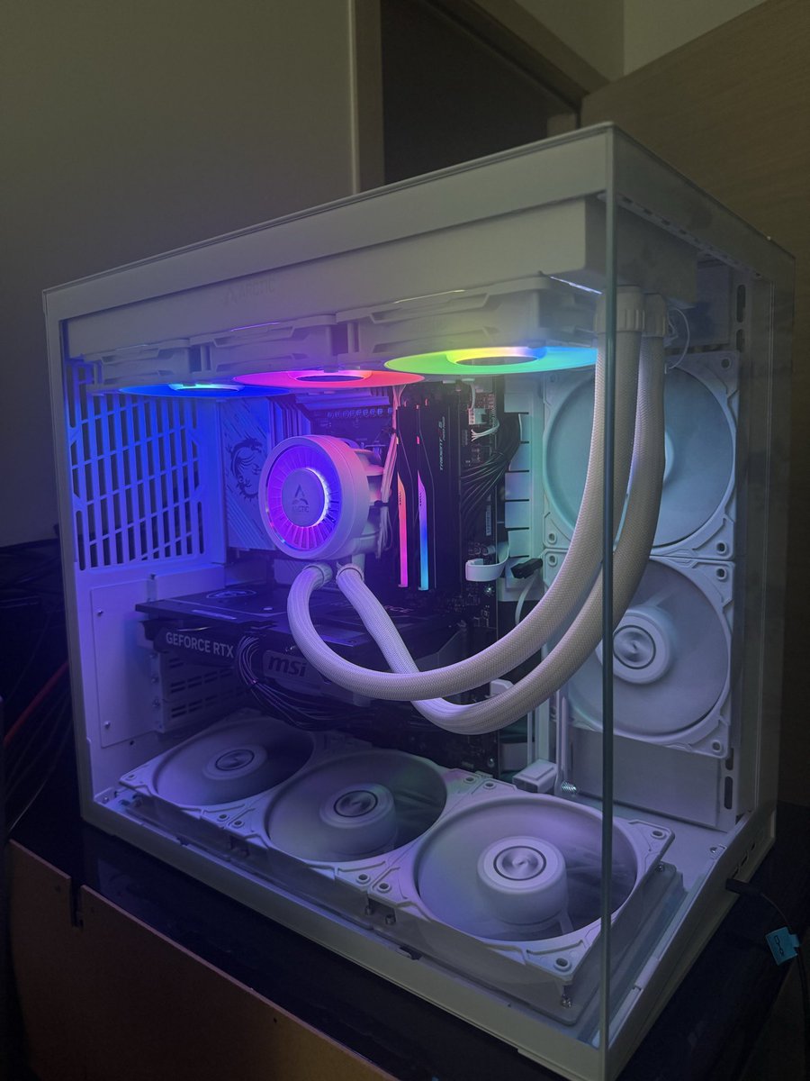 NestyTwT_'s tweet photo. Nouveau pc + opti 🤩 @FenixProject_ @ZeerozTV @benjy_ggs @FenrirLive__ https://t.co/wtAkOuiE9B