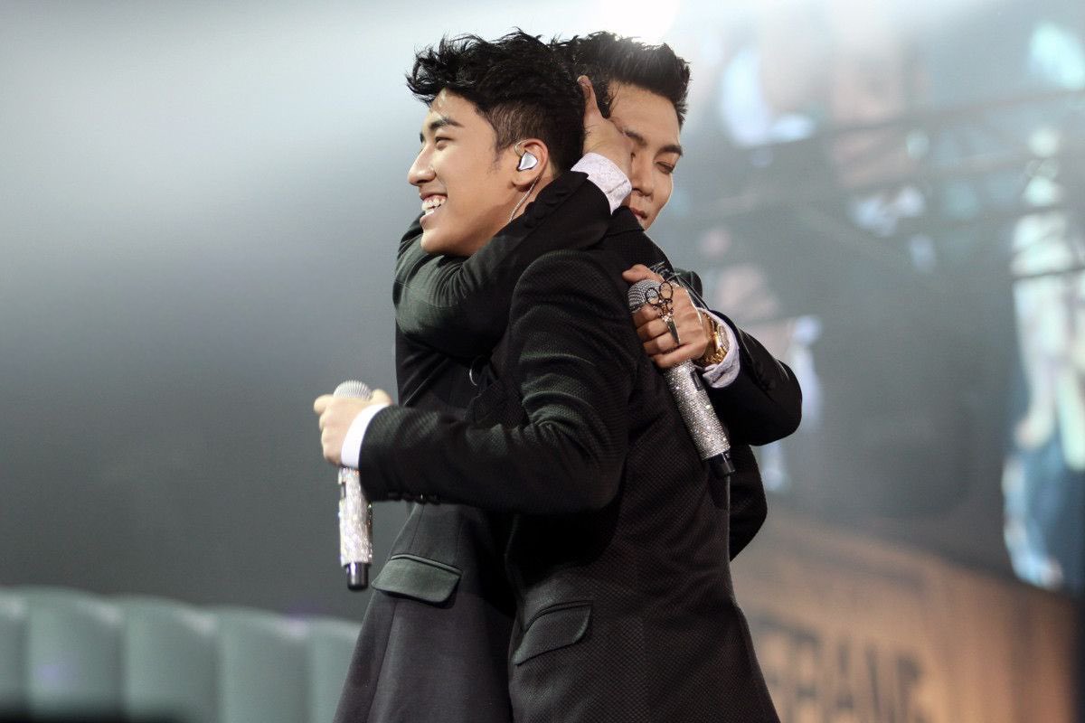 PeachBoo10_12's tweet photo. .•*•. 🎂🥳 Happy 20th Anniversary to our Seungri + TOP 🍾🎈.•*•.

The team may be doing everything to erase your contributions + legacy but we will not!

This is as much your day as it is theirs + you both deserve to be celebrated + acknowledged for the divas you are 
💙💚 https://t.co/OpT7vy7cpb