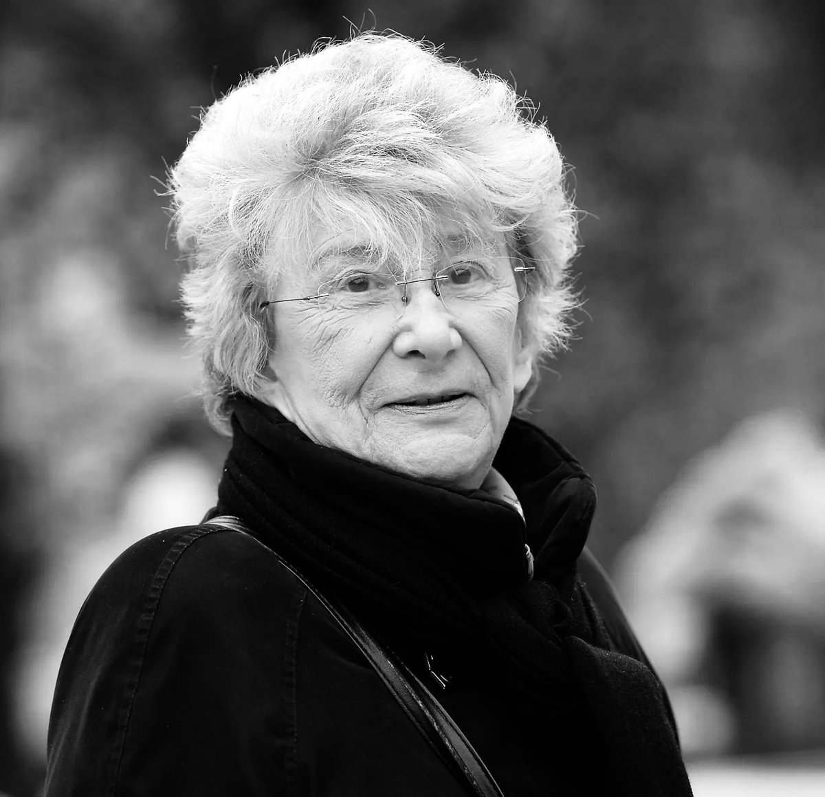 GroupeSER_idf's tweet photo. Une grande figure du féminisme socialiste s’est éteinte. Yvette n’a jamais cessé de défendre l’émancipation et les droits des femmes, ces combats qui ont marqué notre société.

Nos sincères condoléances à sa famille et ses proches. Nous saluons une vie de combat et d’engagement. https://t.co/lEGcCtozsm