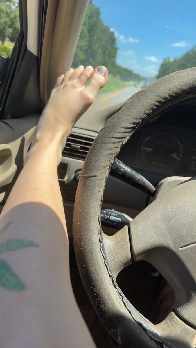 Footfetish3333's tweet photo. Running some errands but my feet are sore 😩#feetfetısh #feetfindom https://t.co/MK4W6whz1r