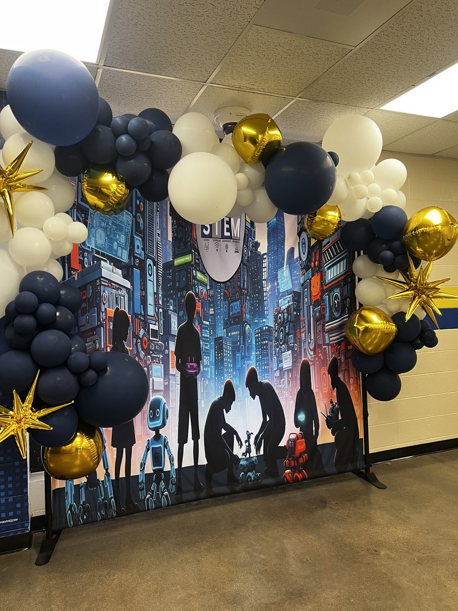 MISDTandL's tweet photo. DeZavala is teaching, writing, reading, and getting ready for another wonderful year! This school #ExpectsExcellence and it shows! https://t.co/eoatp9sN87