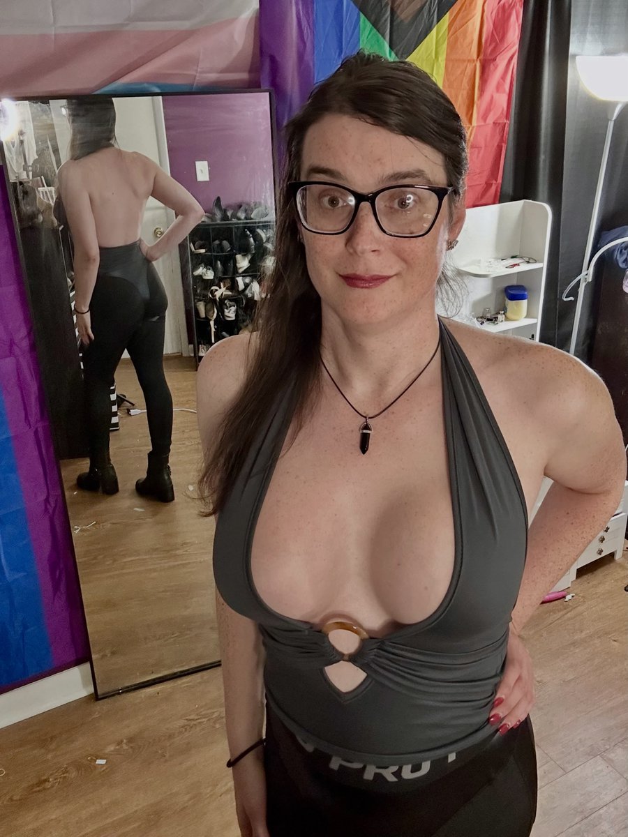 michelleskridge's tweet photo. Casual fit for running some chores! https://t.co/XmkZDCvrVb