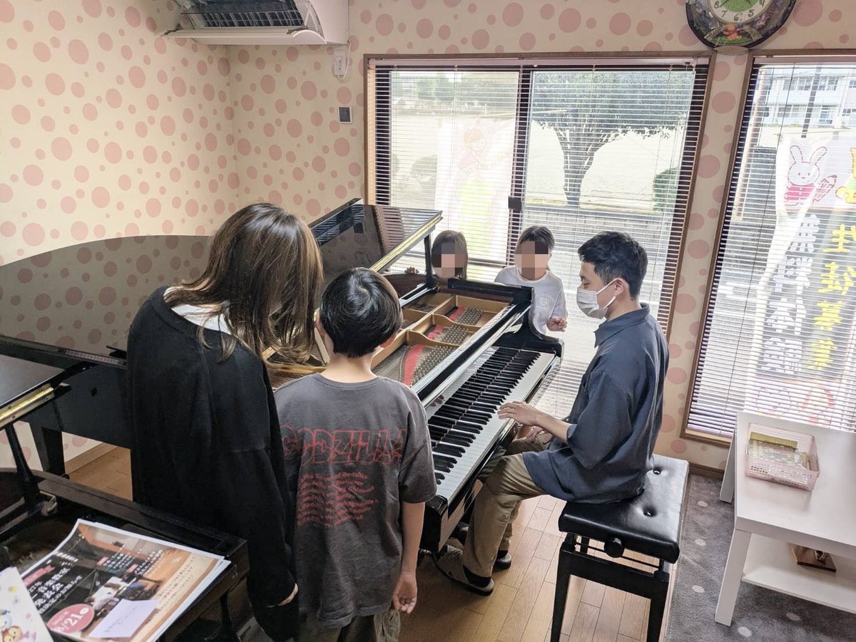 mickey_ongaku's tweet photo. 🌻夏の特別レッスン週間🌻

この日は、ミナミ先生のピアノ演奏を間近で聴きました🎹✨

ショパン《小犬のワルツ》《英雄ポロネーズ》などを聴きながら、ピアノの音色やペダル、楽器の仕組みについても学びました😊🎶

#みっきー音楽教室 #伊勢崎市 #ピアノ教室 https://t.co/NYOVBWaU9C