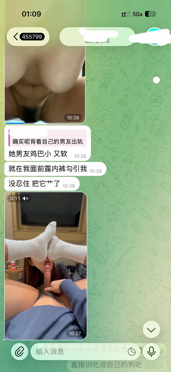 nnrn25861's tweet photo. 粉丝投稿：
炮友居然是亲兄弟的女朋友。
这反差婊白天在兄弟面前装得温柔乖巧、撒娇卖萌，晚上就主动把腿分开求我操，边被干边哭着说“别告诉他，我就是个下贱的出轨母狗”。骚逼比她对兄弟时候还紧还湿，一插进去就疯狂夹，淫水直接喷到我小腹上。操到一半她自己把手机打开，让我看着兄弟给她发的“宝宝想我了吗”，边看边被我按在床上后入到失禁。
最后射进去的时候她咬着枕头不敢叫出声，精液全灌进子宫，还自己伸手把溢出来的抹进嘴里吞下去，说“这是给绿帽兄弟的礼物”。
真是个天生该被兄弟和炮友一起玩的反差废���。
有同款出轨反差婊、绿帽母狗想被彻底调教到主动背叛男朋友/兄弟的，私我。
把你调成和她一样没有底线、只会偷情流水的公共肉便器
#婊子 #骚逼 #反差 #上贡 #羞辱 #PUA #自毁 #丧志 #无脑 #贱种 #母狗 #绿帽