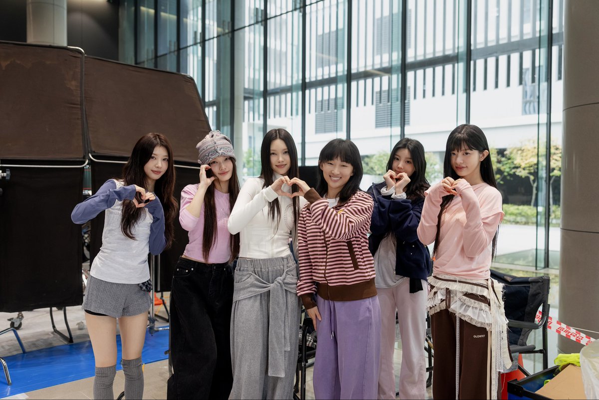 KPOPTheDebut's tweet photo. Yes, it’s official! @ILLIT_official @ILLIT_twt is in #KpopTheDebut. See them in theatres February 2027!

네, 드디어 공식 발표됐어요! @ILLIT_official @ILLIT_twt 이 #KPopTheDebut 에 출연해요! 2027년 2월, 극장에서 만나요! https://t.co/QYtFOWQTtO