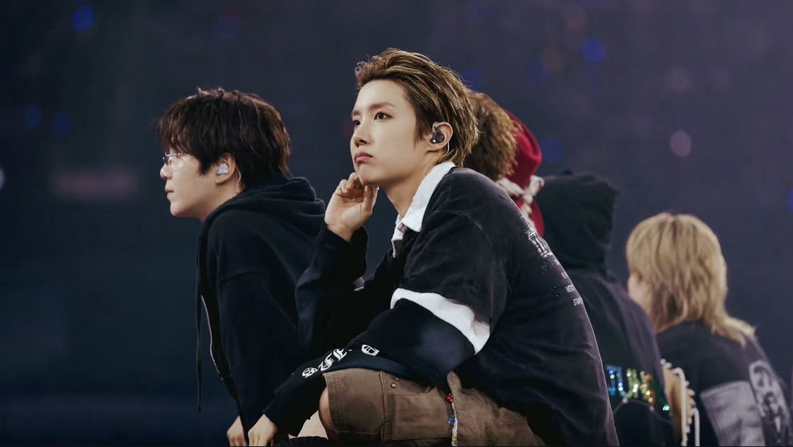 otsukareyoo's tweet photo. thank you Hobi😭💜💜 https://t.co/OL35n970KG