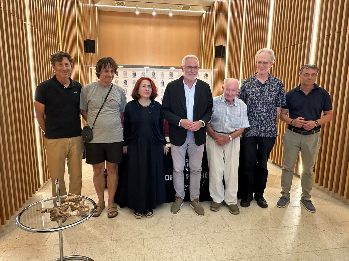 MarianoVLopez's tweet photo. Está mañana hemos presentado en el @TPacheco_Ayto el nuevo trabajo publicado en @PNASNews 🦴

Acompañados por el Alcalde, Concejal de Cultura, los autores principales Christoph y Marcia, el Prof. Walker y Jon Ortega.

🔗 https://t.co/EYyxCXo67w

#Paleoantropología #TorrePacheco https://t.co/rmKfjYcsa6