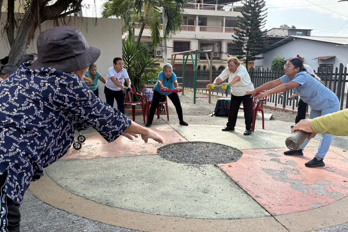 Salud_Guayas's tweet photo. La #ActividadFísica en los adultos mayores 👴🏽👵🏼 ayuda a mejorar su equilibrio y aporta a los procesos cognitivos por eso en #MapasingueOeste el Club de Adultos Mayores de @Salud_ec realizan sesiones de ejercicios para fortalecer el cuerpo y la mente.

#MSPEnTerritorio https://t.co/FyUmLLcQ9q