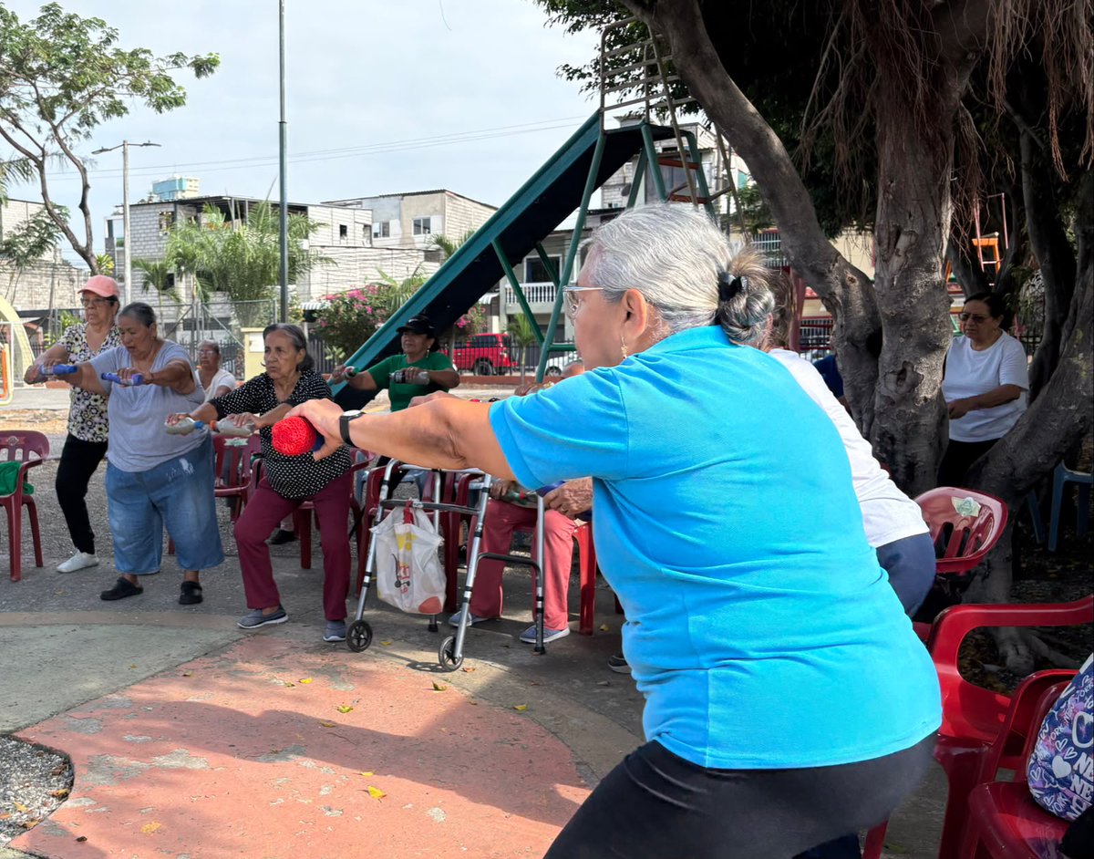 Salud_Guayas's tweet photo. La #ActividadFísica en los adultos mayores 👴🏽👵🏼 ayuda a mejorar su equilibrio y aporta a los procesos cognitivos por eso en #MapasingueOeste el Club de Adultos Mayores de @Salud_ec realizan sesiones de ejercicios para fortalecer el cuerpo y la mente.

#MSPEnTerritorio https://t.co/FyUmLLcQ9q