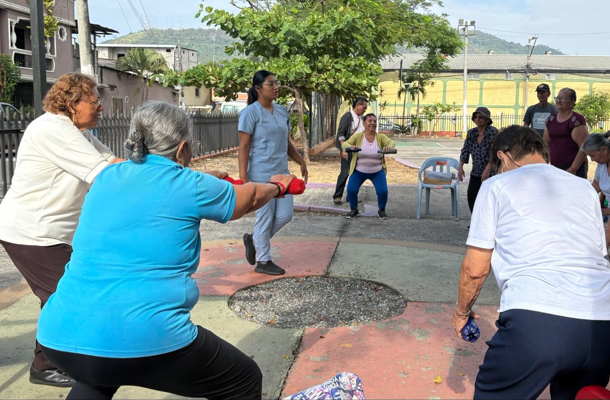 Salud_Guayas's tweet photo. La #ActividadFísica en los adultos mayores 👴🏽👵🏼 ayuda a mejorar su equilibrio y aporta a los procesos cognitivos por eso en #MapasingueOeste el Club de Adultos Mayores de @Salud_ec realizan sesiones de ejercicios para fortalecer el cuerpo y la mente.

#MSPEnTerritorio https://t.co/FyUmLLcQ9q