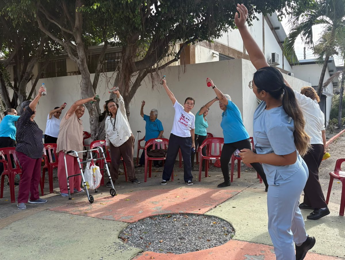 Salud_Guayas's tweet photo. La #ActividadFísica en los adultos mayores 👴🏽👵🏼 ayuda a mejorar su equilibrio y aporta a los procesos cognitivos por eso en #MapasingueOeste el Club de Adultos Mayores de @Salud_ec realizan sesiones de ejercicios para fortalecer el cuerpo y la mente.

#MSPEnTerritorio https://t.co/FyUmLLcQ9q