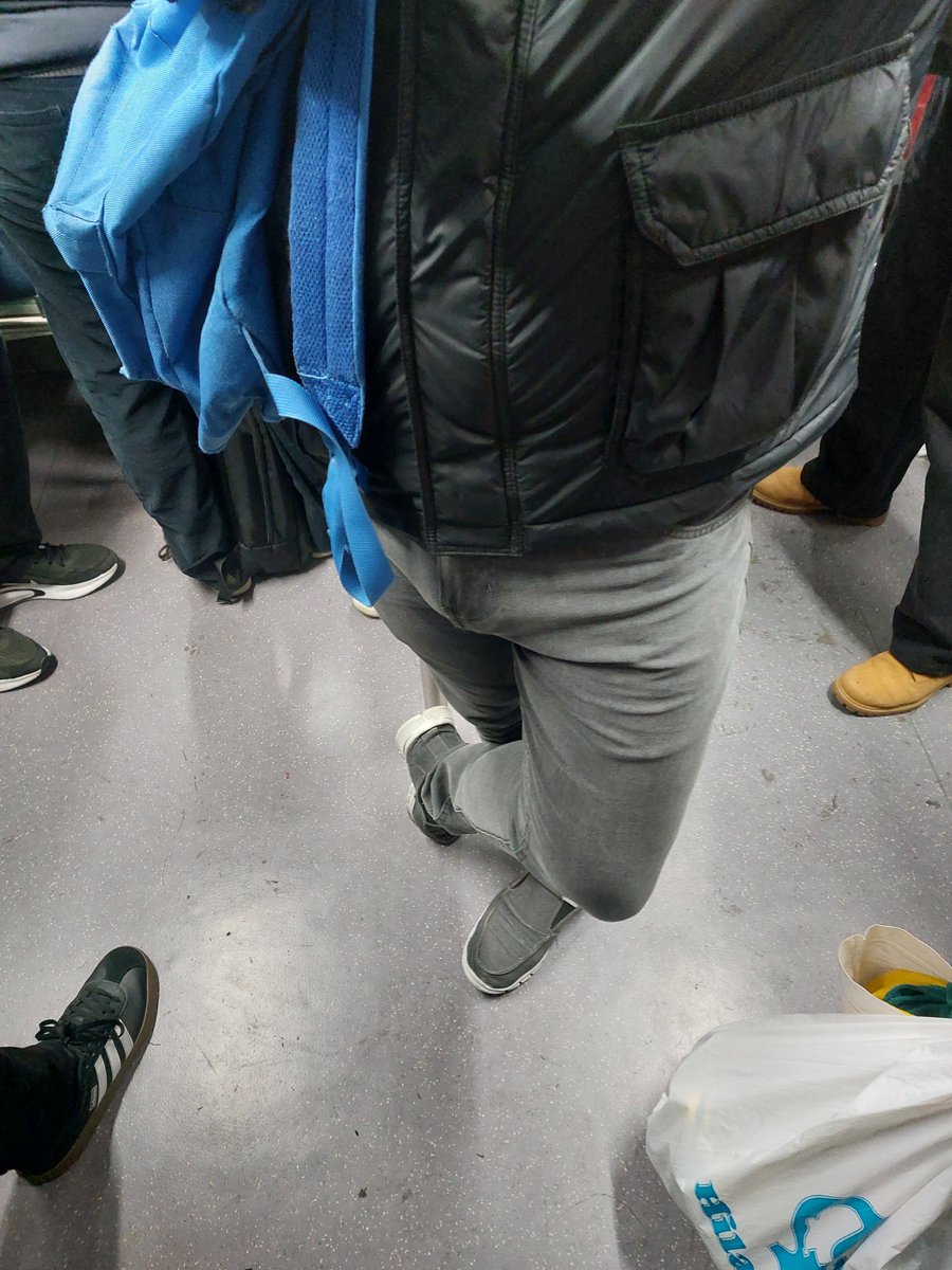 Mati_jerk's tweet photo. Cosas que extraño del subte... #bultos #subte #bulge #caba #morbo https://t.co/qIFOYjZPaR