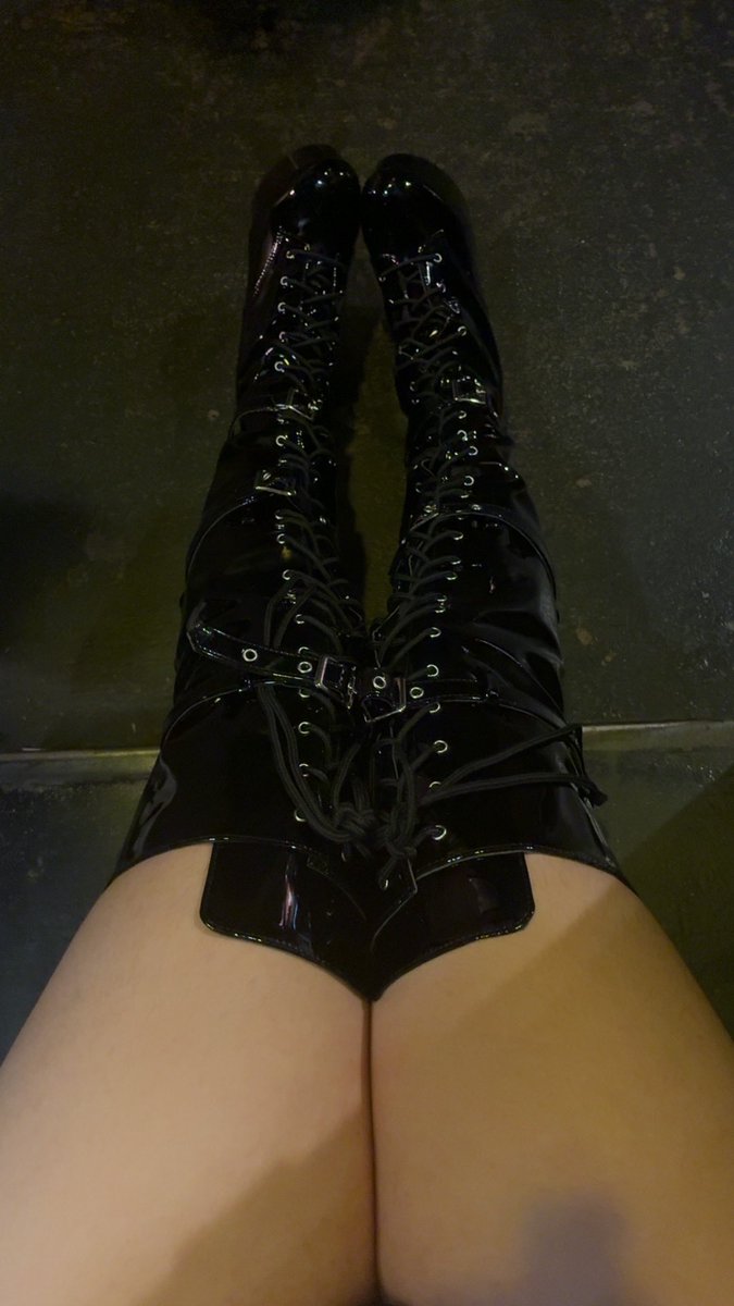 gothkismet's tweet photo. Worship me? 🐾

#egirl #nsfwtwtًً #alt #mommy https://t.co/2woepbLqZN
