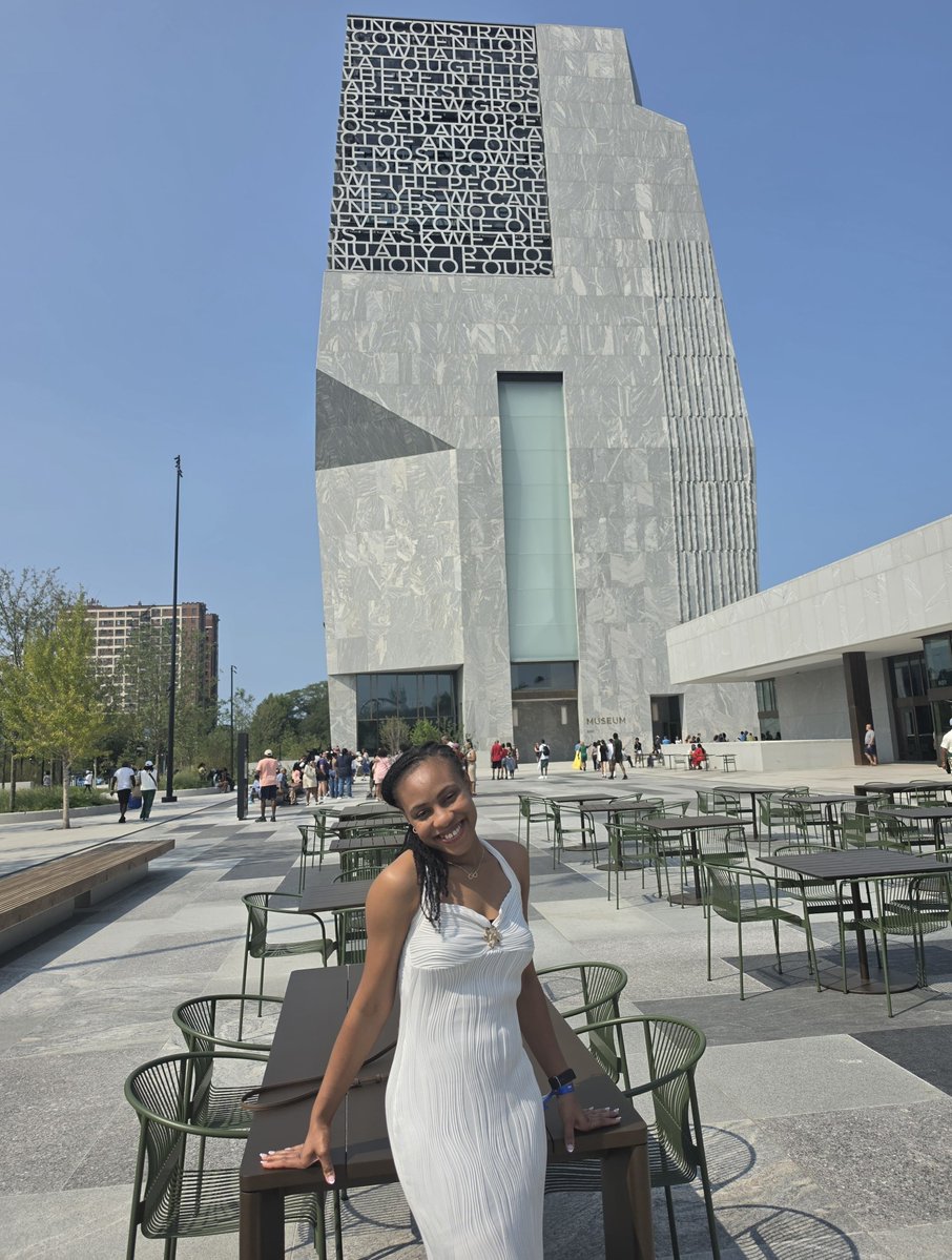 AmarachiOkoroa1's tweet photo. I definitely gave Michelle Obama a high-five for being a beacon of light to young girls like me ❤️🥳

#presidentobamamuseum https://t.co/KFlYcu5RxU