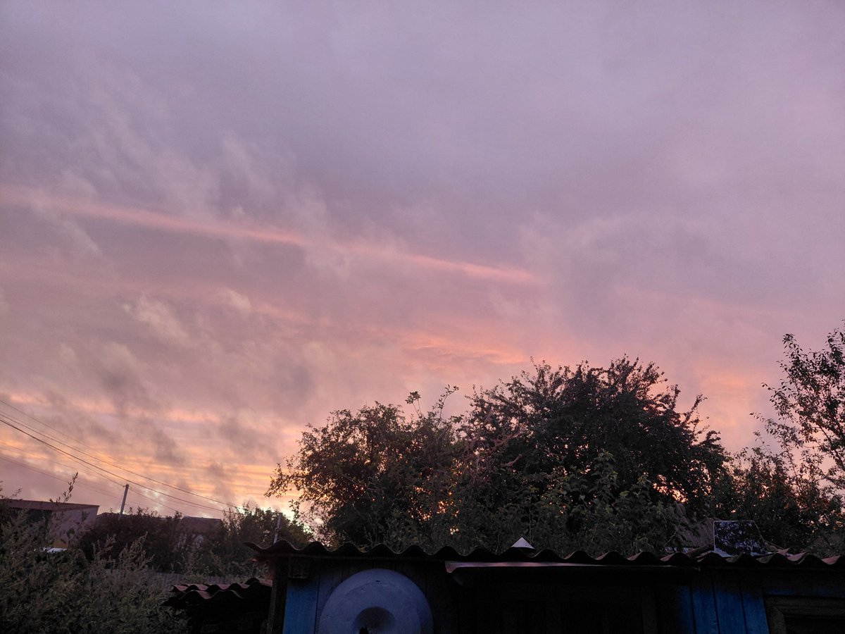 TipsyParrot's tweet photo. Небо сьогодні неймовірне (на подвір'ї бардак, але було значно гірше) https://t.co/P41mJWcz56