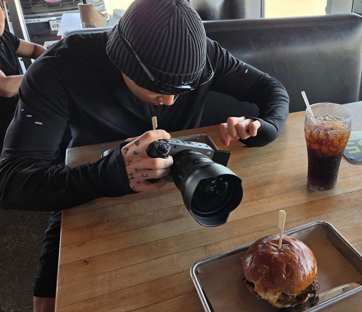 haiba0901's tweet photo. 🍔 찍는데 집중하는것도 웃긴데
저 애매한 손이 너무귀여움 https://t.co/adz5Ih0hwW