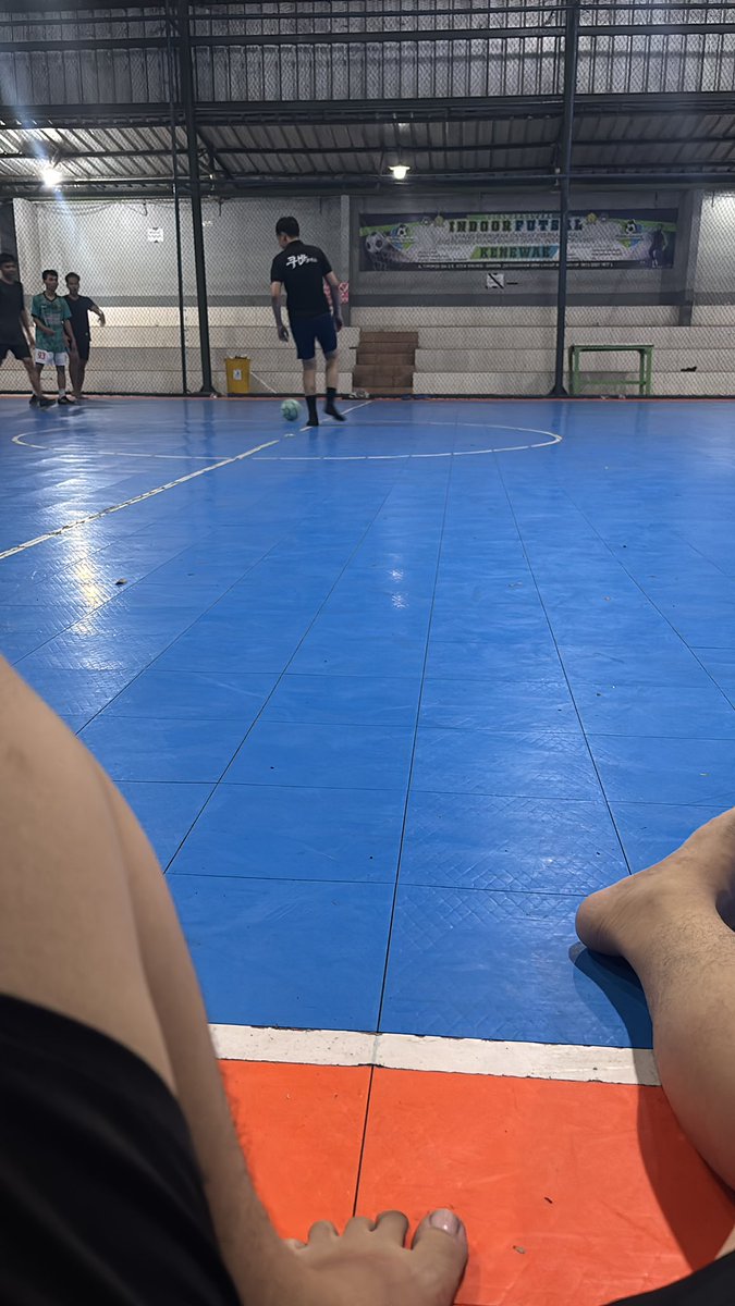 OhMyLeonZ's tweet photo. Futsal At Night After Working 00.00 ⚽️ https://t.co/lIgDsjS35a