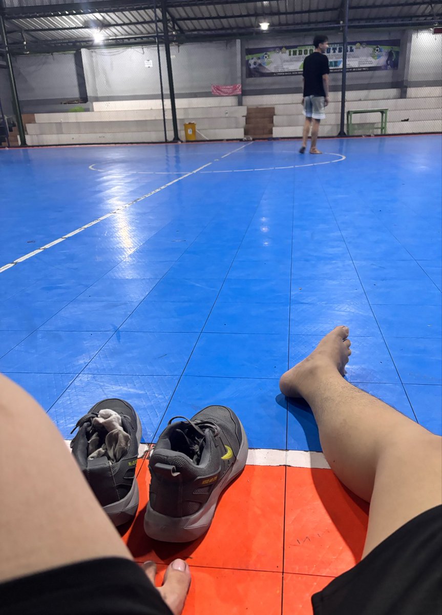 OhMyLeonZ's tweet photo. Futsal At Night After Working 00.00 ⚽️ https://t.co/lIgDsjS35a