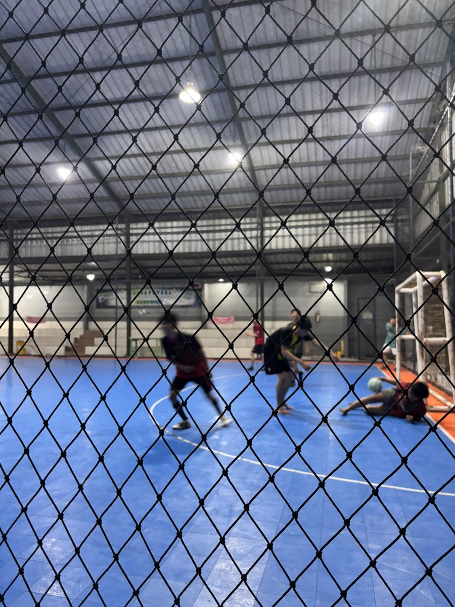 OhMyLeonZ's tweet photo. Futsal At Night After Working 00.00 ⚽️ https://t.co/lIgDsjS35a