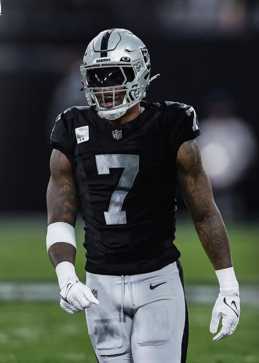 PolymarketBlitz's tweet photo. 🚨 𝗥𝗘𝗣𝗢𝗥𝗧: WILD SEQUENCE

• Quay Walker intercepts C.J. Stroud
• Quay then spikes football near Woody Marks 
• Draws taunting flag
• Booed by Texan fans 
• Quay then gives em the middle finger 🖕🖕 https://t.co/N24iARoJuj