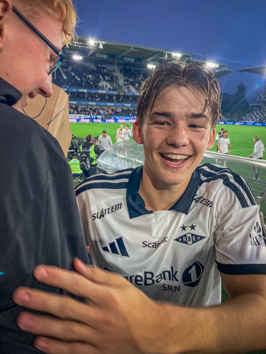aabsportdk's tweet photo. Sidste års vinder af Årets Holdkammerat i partnerklubberne, Frederik fra RKG Klarup, fik i fredags indløst præmien fra Aalborg Lufthavn, da han tog på en fodboldrejse til Trondheim for at se Mads Bomholt i aktion for Rosenborg Ballklub ⚽️
#SammenOmAaB #AaB #SuperAaB https://t.co/KwwmQZbZ5O