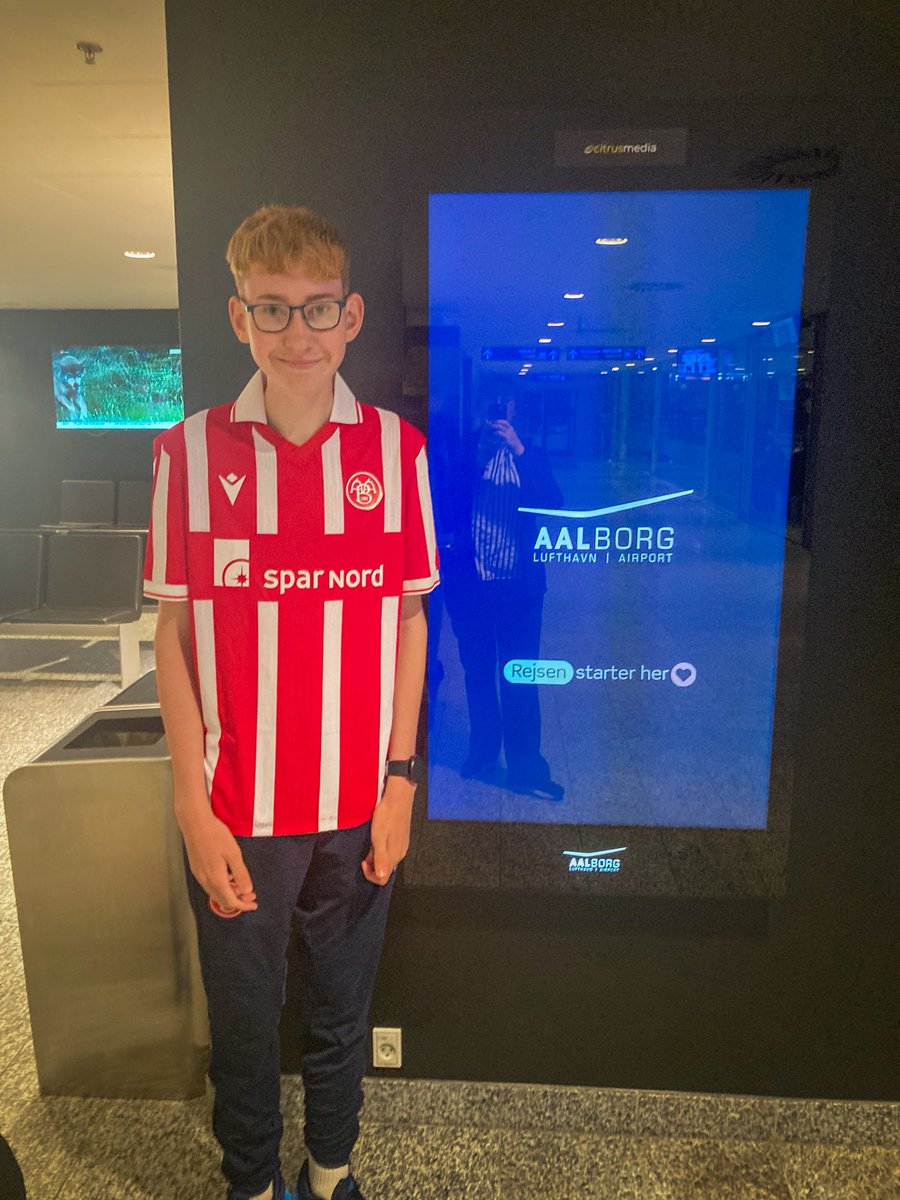 aabsportdk's tweet photo. Sidste års vinder af Årets Holdkammerat i partnerklubberne, Frederik fra RKG Klarup, fik i fredags indløst præmien fra Aalborg Lufthavn, da han tog på en fodboldrejse til Trondheim for at se Mads Bomholt i aktion for Rosenborg Ballklub ⚽️
#SammenOmAaB #AaB #SuperAaB https://t.co/KwwmQZbZ5O