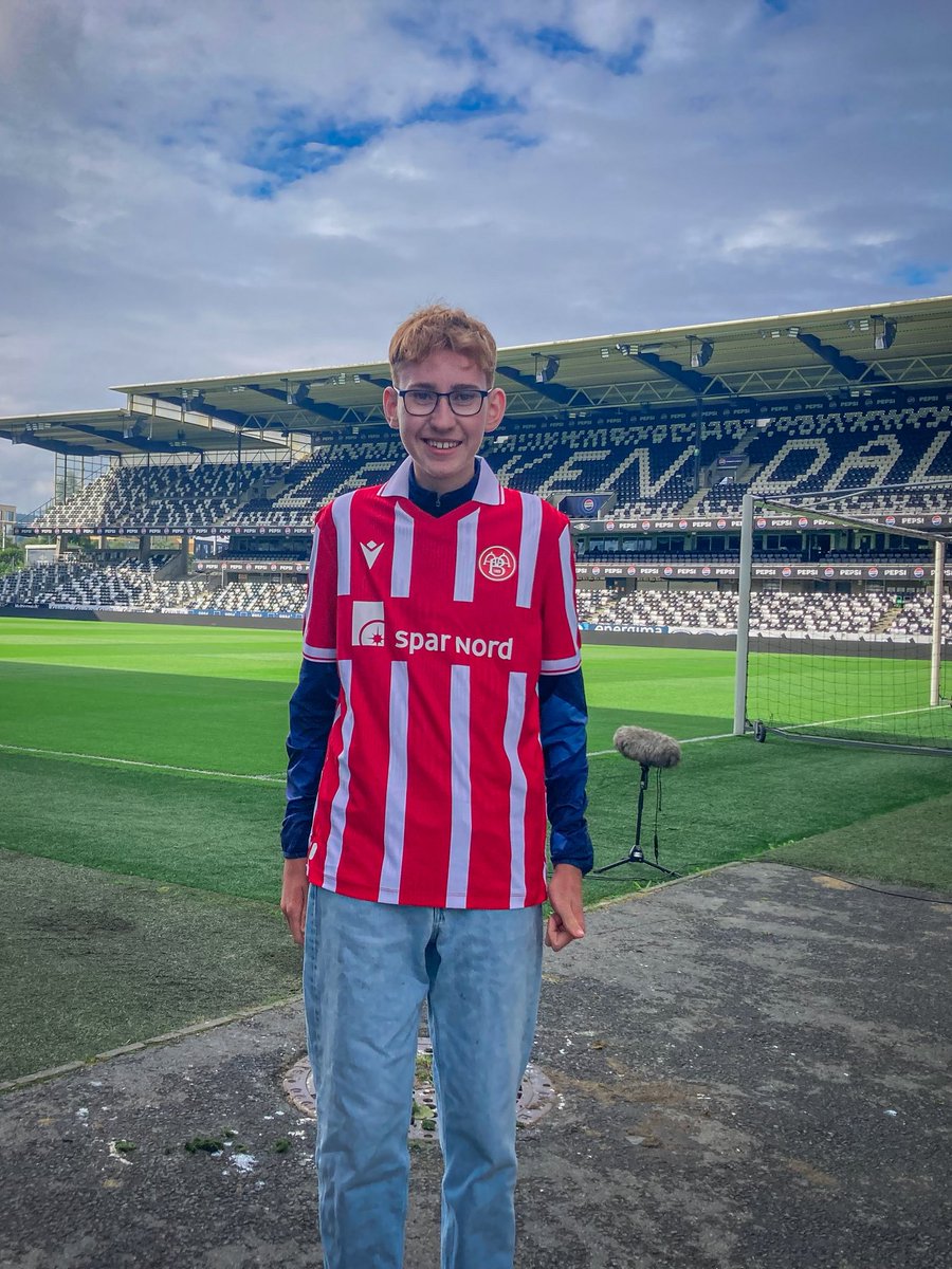aabsportdk's tweet photo. Sidste års vinder af Årets Holdkammerat i partnerklubberne, Frederik fra RKG Klarup, fik i fredags indløst præmien fra Aalborg Lufthavn, da han tog på en fodboldrejse til Trondheim for at se Mads Bomholt i aktion for Rosenborg Ballklub ⚽️
#SammenOmAaB #AaB #SuperAaB https://t.co/KwwmQZbZ5O