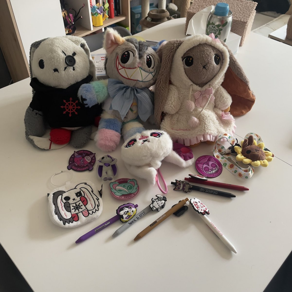Sophathys's tweet photo. Aujourd’hui j’ai reçu mon cadeau des 8 ans de @PluhieDreadful 
La Cheshire autist est trop bien et en plus elle termine le trio d’Alice neuro divergente 🤍🩶💙💚

D’ailleurs j’avoue que recevoir ces colis fait un peu de bien notamment avec la canicule et feu de forêt ça change ❤️‍🔥 https://t.co/ZCUFzESPR5