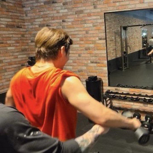 acervthv's tweet photo. o taehyung treinando pra lutar contra uma máfia inteira no soco mds ele tá levando mt a sério esse título de maromba https://t.co/1QksvHZHJf